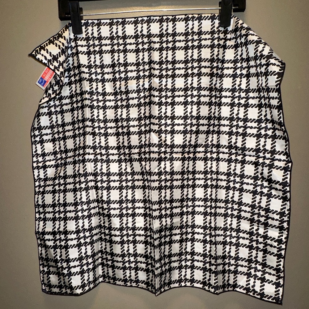 Ray Strauss silk black and white checkered square houndstooth scarf